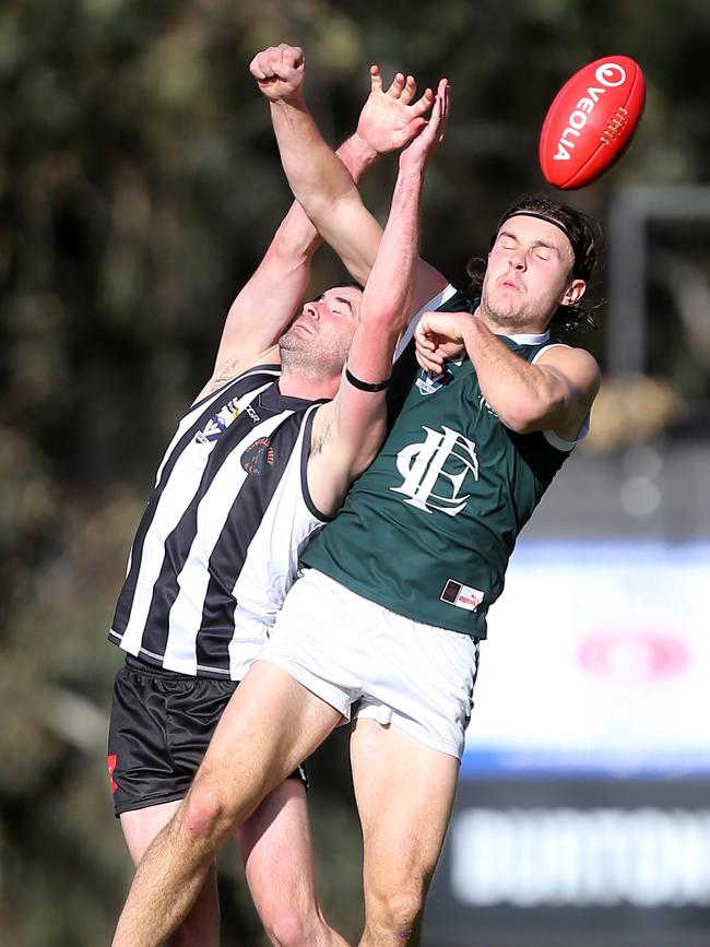 Euroa’s Jake Penman and Echuca’s Will Monahan compete for the ball.