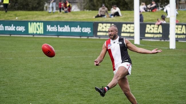 Madison Andrews shoots off a pass. Picture: Valeriu Campan