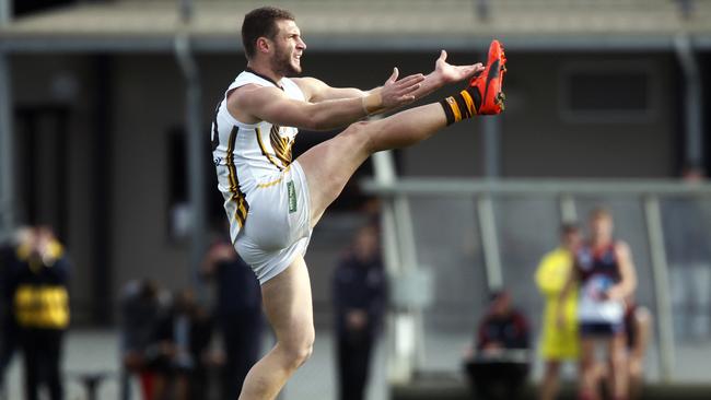 Mitch Hallahan playing for Box Hill Hawks.