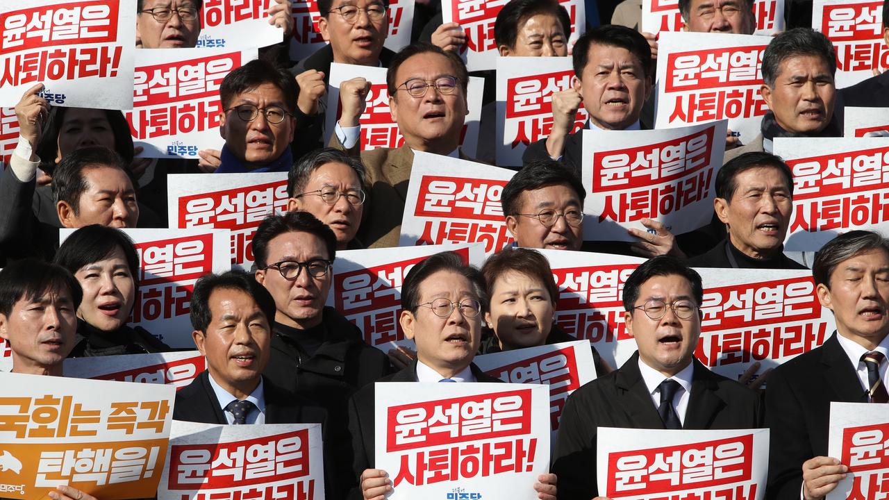 South Korea's main opposition Democratic Party (DP) leader Lee Jae-myung and party members participate in a rally against the country's president. Picture: Chung Sung-Jun/Getty