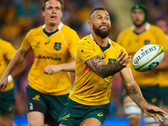 Australian player Quade Cooper passes the ball during the Rugby Championship match between Australia and South Africa at Suncorp Stadium in Brisbane on September 10, 2016. / AFP PHOTO / Patrick HAMILTON / IMAGE RESTRICTED TO EDITORIAL USE - STRICTLY NO COMMERCIAL USE