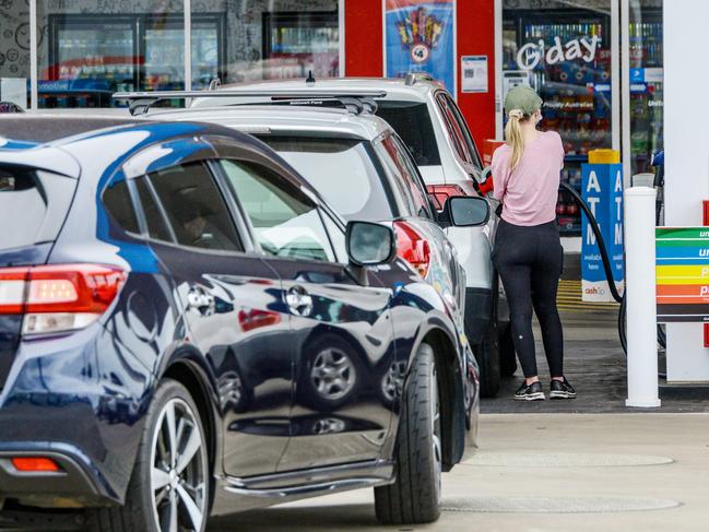 ADELAIDE, AUSTRALIA - NewsWire Photos NOVEMBER 24, 2021: Motorists queueing for lower fuel prices at the United servo on South Rd, Melrose Park. Picture: NCA NewsWire / Brenton Edwards