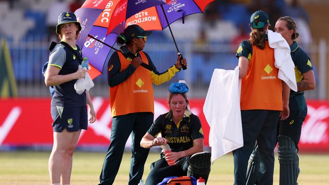 Beth Mooney cools down with some shade and an ice pack in a drinks break. Picture: Matthew Lewis-ICC/ICC via Getty Images