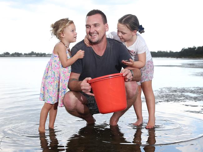                         <s1>Lake Illawarra resident Toby Napper, with daughters Dulcie and Violet, worries about cockle pillaging.</s1>                        <s1> Picture: Richard Dobson</s1>                     