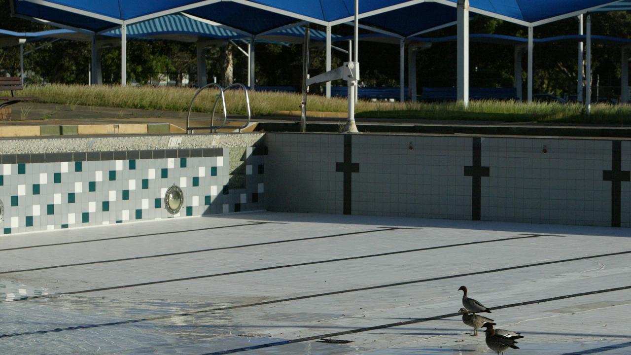 Only ducks used the pool on September 28, 2007.