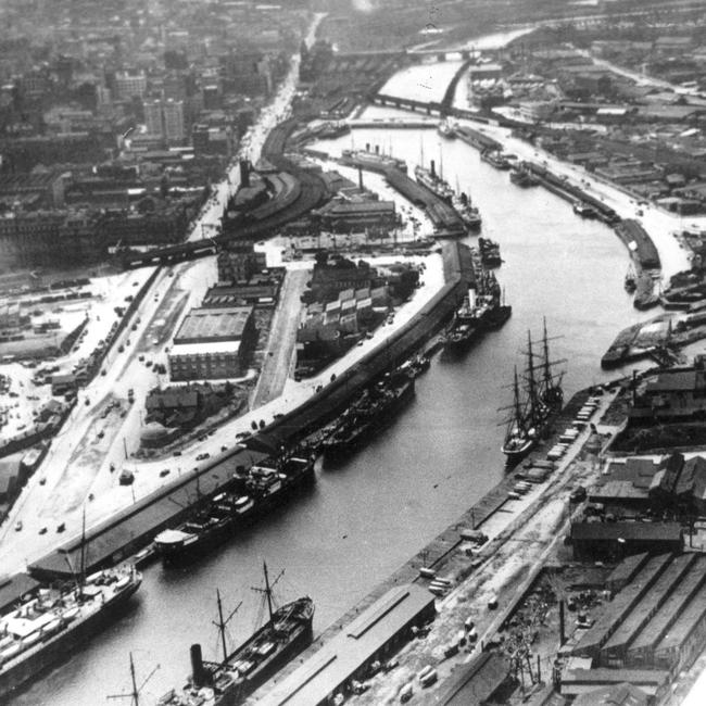 An aerial view of Melbourne showing Flinders St, 1925.