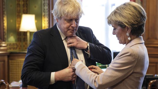 Julie Bishop straightens Boris Johnson’s tiat a meting in 2017. Picture: AP.