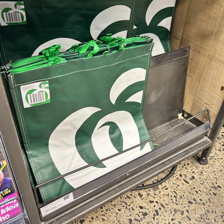 Woolworths replaces green shopping bag with new recycled version - News +  Articles 