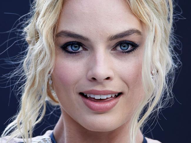 Australian actress Margot Robbie poses for photographers as she arrives to attend the European premiere of the film The Legend of Tarzan in central London on July 5, 2016. / AFP PHOTO / Niklas HALLE'N