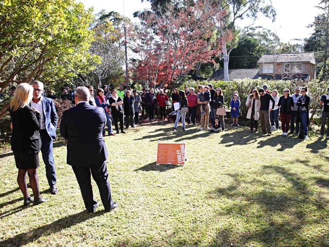 This auction on the north shore drew a big crowd. AAP IMAGE/ Adam Yip