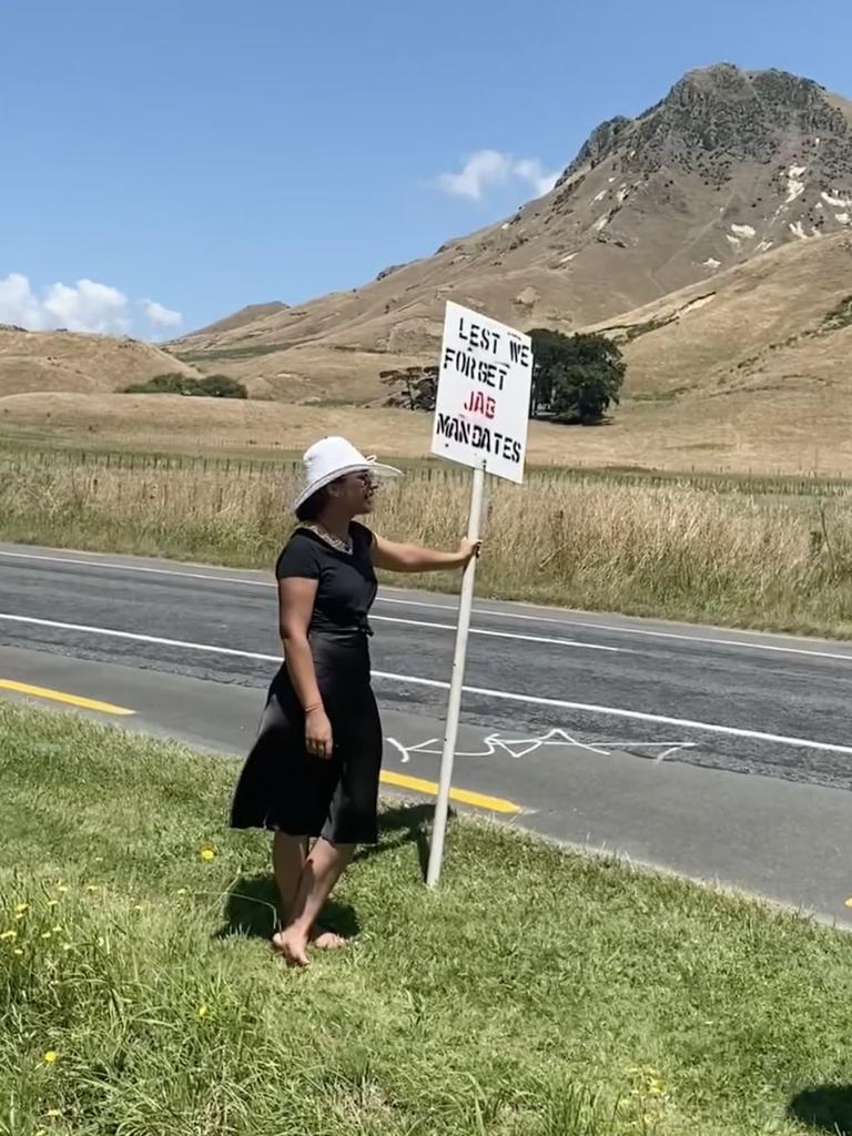 Protesters shared a picket sign with "Lest we forget jab mandates" spraypainted on it. Photo: Facebook