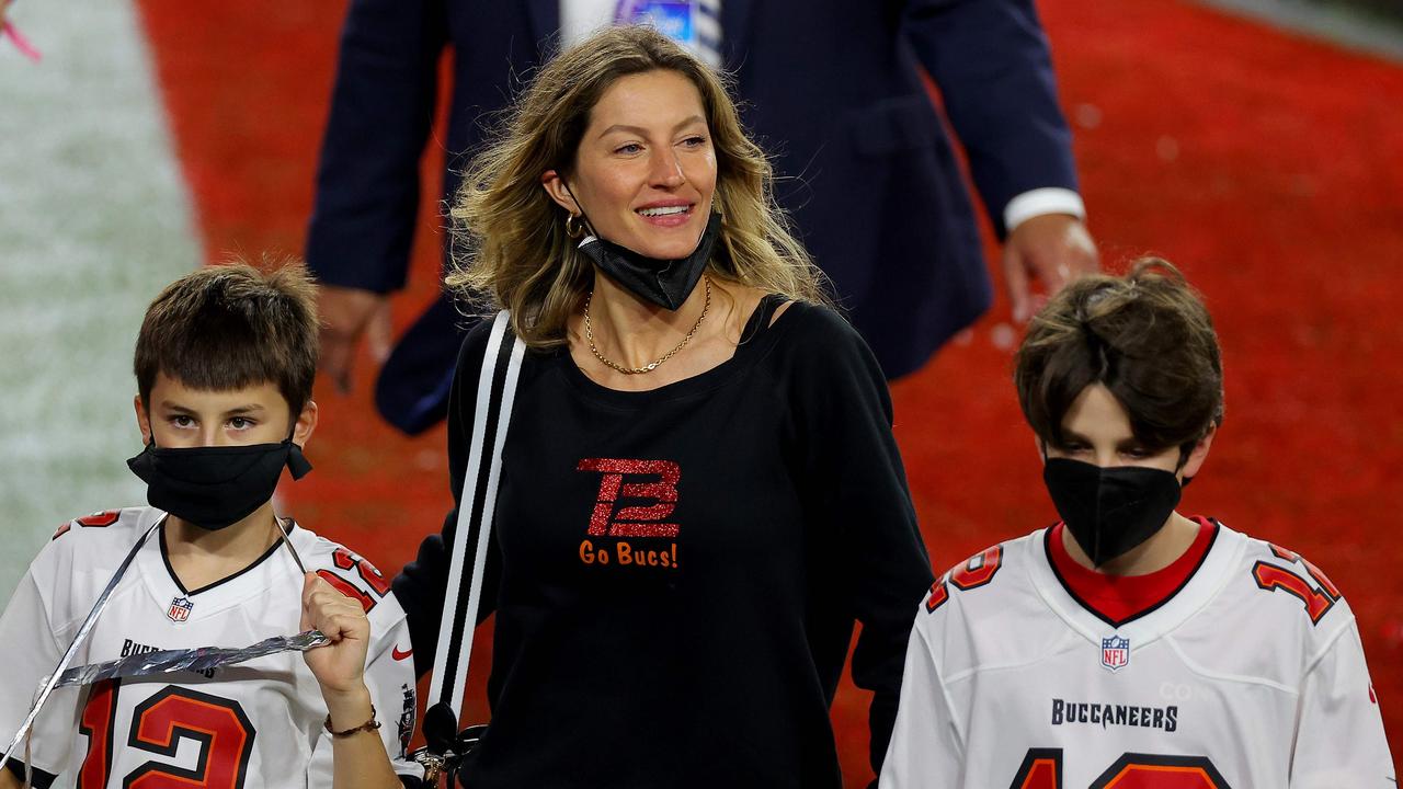 Gisele Bundchen, wife of Tom Brady celebrates with Benjamin Brady and John Moynahan. Photo: Kevin C. Cox/Getty Images/AFP (Photo by Kevin C. Cox / GETTY IMAGES NORTH AMERICA / AFP.