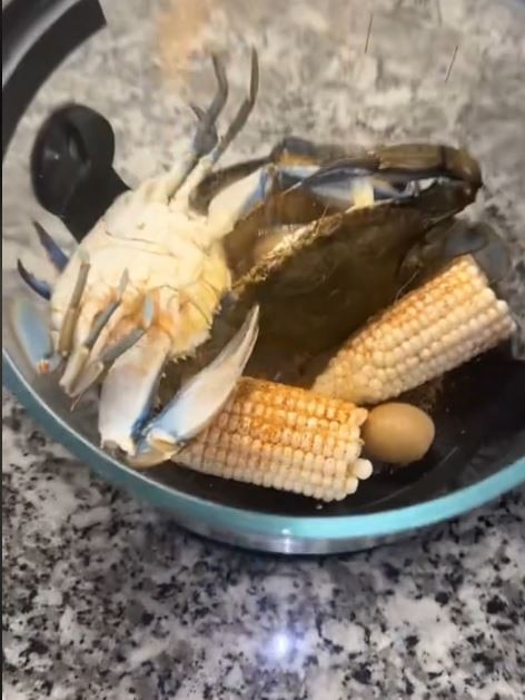 She can be seen seasoning the live crabs. Picture: TikTok/contentwithcee
