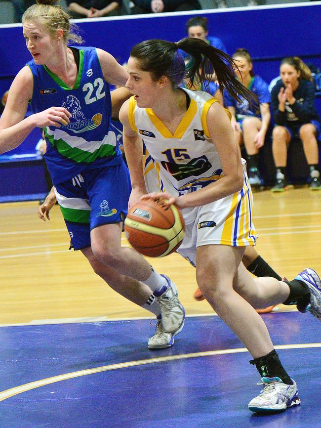 Pearce on the court for the Boomers.