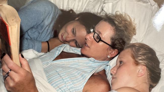 Janet reading to her daughters Sascha and Caitlin.