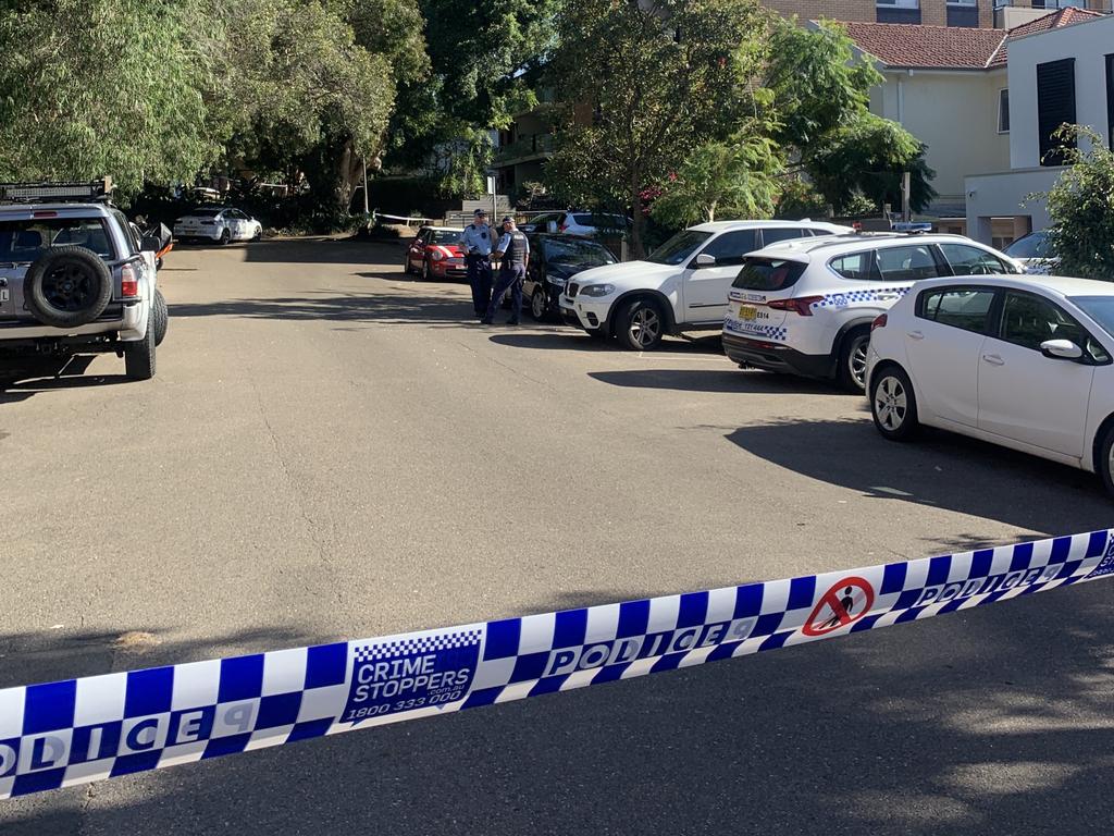 周六凌晨，邦迪区托马斯·米切尔爵士路一条安静的死胡同里，一名警员向一辆被盗奥迪车开枪。图片：伊丽莎白·派克