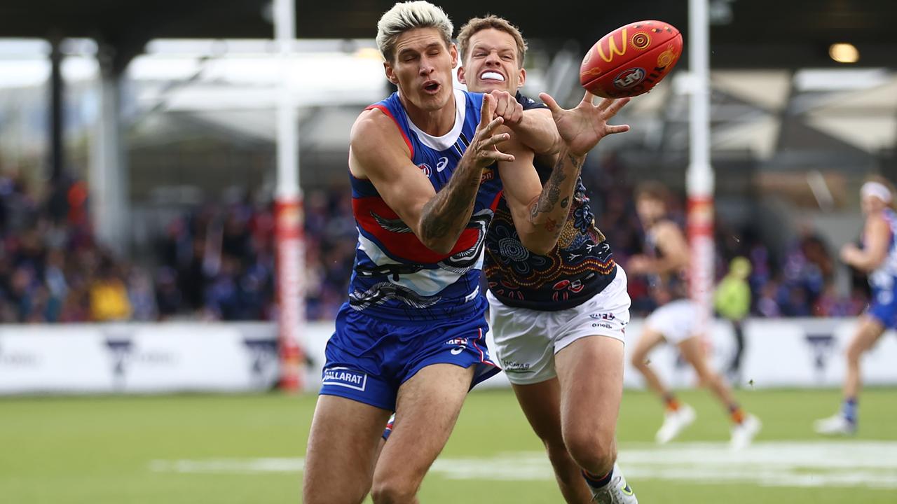 BALLARAT, AUSTRALIA - MAY 20: Rory Lobb of the Bulldogs is challenged by Mitchell Hinge of the Crows during the round 10 AFL match between Western Bulldogs and Adelaide Crows at Mars Stadium, on May 20, 2023, in Ballarat, Australia. (Photo by Robert Cianflone/Getty Images)