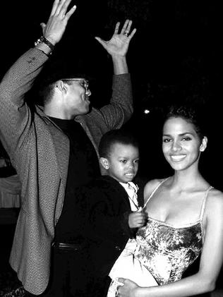 Husband #1 ... Baseballer David Justice with wife, Halle Berry in 1995. Picture: Supplied