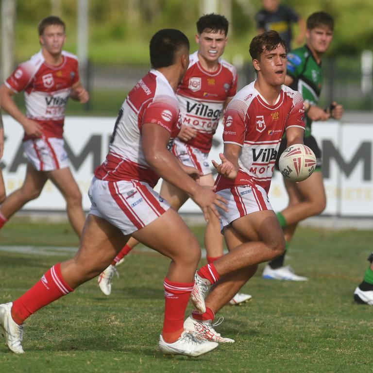 Amare Wynyard passes the ball to Carter Ford. Picture: Evan Morgan