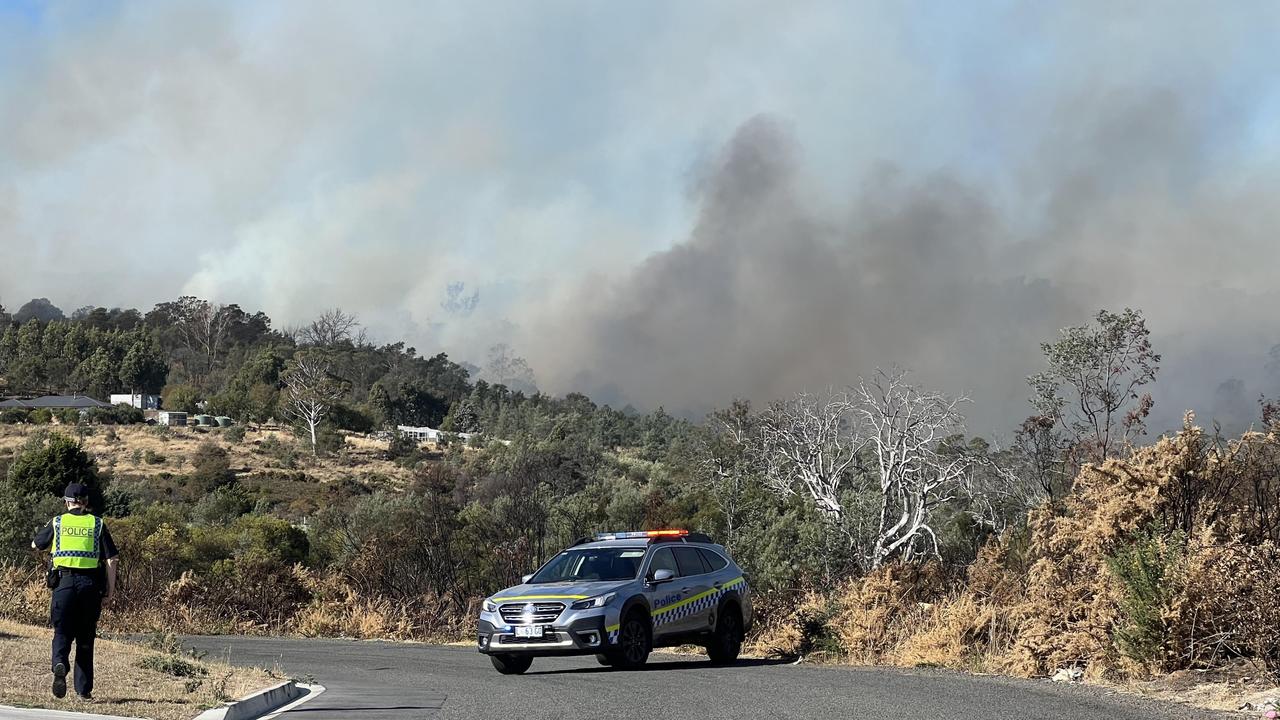 Community comes together in wake of uncontrolled bushfire at Ravenswood ...