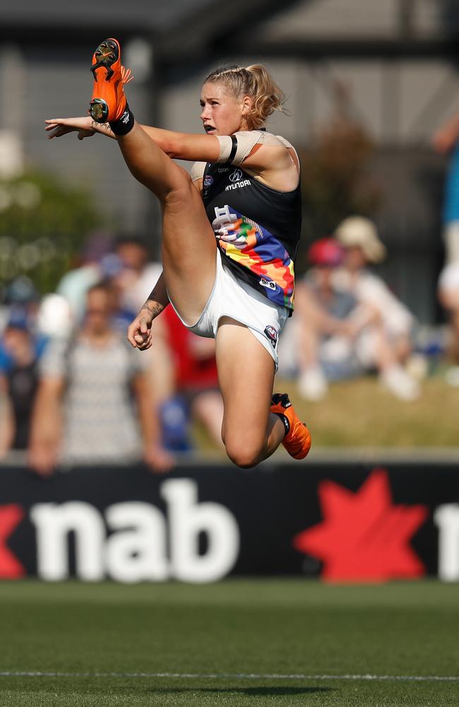 Tayla Harris sends the ball forward for the Blues. Picture: Michael Willson/AFL Media