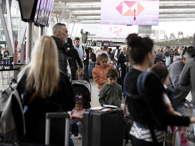 SYDNEY, AUSTRALIA – NewsWire Photos SEPTEMBER 22, 2022: Public Holiday travellers queue and wait at Sydney Domestic Airport. Picture: NCA NewsWire / Nikki Short