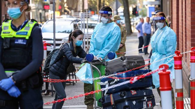 Returning Australian travellers from overseas arrive at the InterContinental Hote in Melbourne for their Covid-19 quarantine period. Picture : Ian Currie