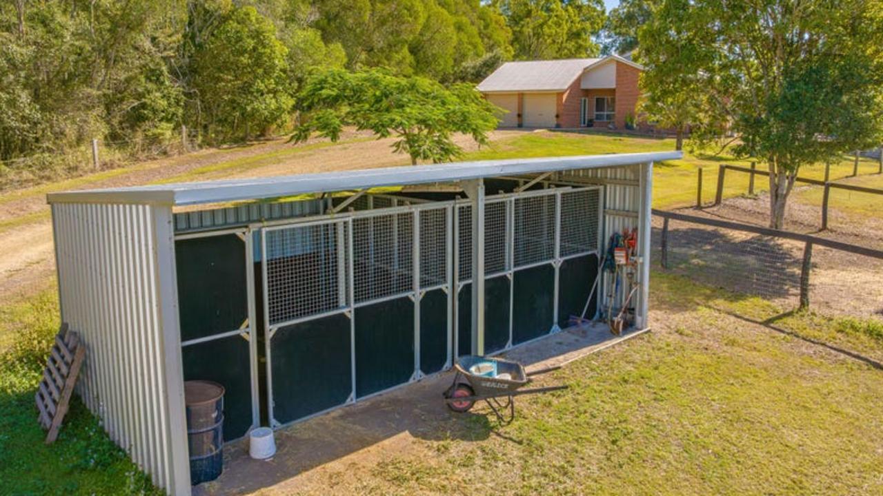 A mere seven minute walk up the road from Larkin Park is another million dollar house with a 3.18ha property designed for those with a love of equestrian, and includes a fully fenced horse paddock and stables.