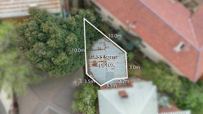 A <a href="https://www.realestate.com.au/news/auctions-st-kilda-garage-sells-for-almost-400000-grand-mansion-with-a-tower-skates-to-a-top-sale/?campaignType=external&amp;campaignChannel=syndication&amp;campaignName=ncacont&amp;campaignContent=&amp;campaignSource=herald_sun&amp;campaignPlacement=socref">St Kilda garage priced at $90,000-$99,000 sold </a>for $391,000 in February.