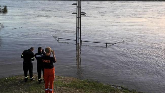 SES and QFES staff check the latest flood height as the Fitzroy River continues to rise. Picture: Melanie Plane