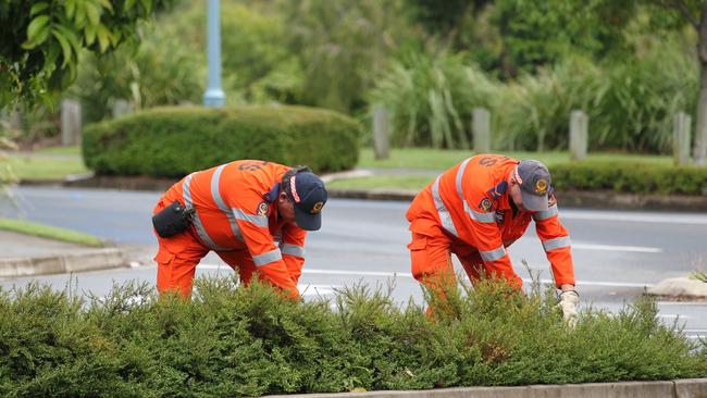 SES workers search around the Pacific Pines Tavern after the fatal shooting of police officer Damian Leeding.