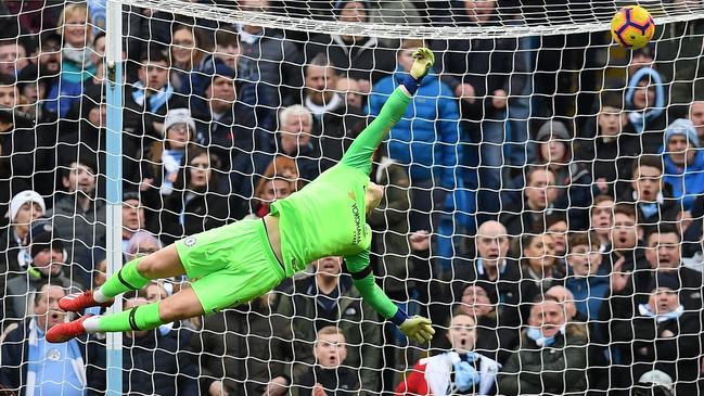 Chelsea's Spanish goalkeeper Kepa Arrizabalaga fails to save the first goal from Manchester City's Argentinian striker Sergio Aguero. (Photo by Paul ELLIS / AFP) / 