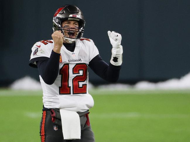 GREEN BAY, WISCONSIN - JANUARY 24: Tom Brady #12 of the Tampa Bay Buccaneers celebrates in the final seconds of their 31 to 26 win over the Green Bay Packers during the NFC Championship game at Lambeau Field on January 24, 2021 in Green Bay, Wisconsin.   Dylan Buell/Getty Images/AFP == FOR NEWSPAPERS, INTERNET, TELCOS & TELEVISION USE ONLY ==