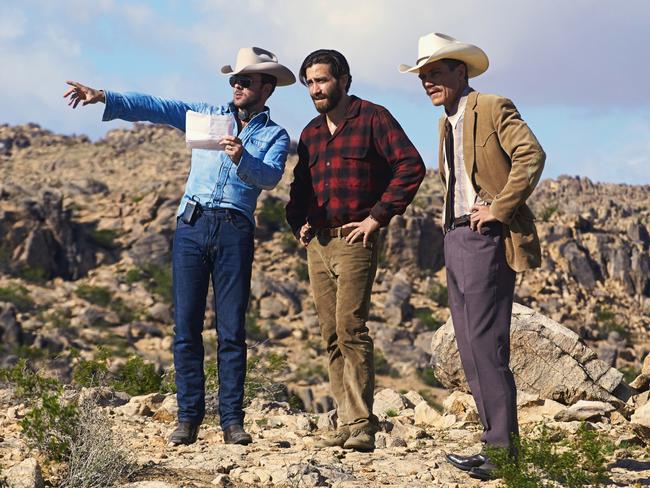 4100_D002_00299_v3 (l-r.) Writer/Director Tom Ford and Academy Award nominees Jake Gyllenhaal and Michael Shannon review a scene on the set of the upcoming romantic thriller NOCTURNAL ANIMALS, a Focus Features release. Credit: Merrick Morton/Focus Features