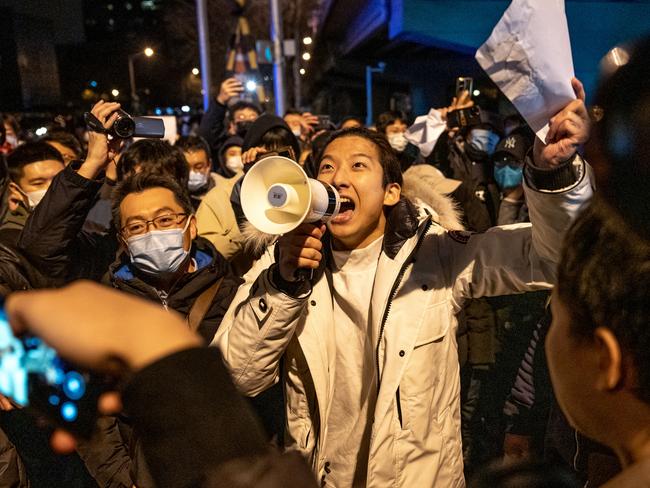 A demonstrator holds a blank sign and chants slogans during a protest in Beijing, China, on Monday, Nov. 28, 2022. Protests against Covid restrictions spread across China on Sunday as citizens took to the streets and university campuses, venting their anger and frustrations on local officials and the Communist Party. Source: Bloomberg