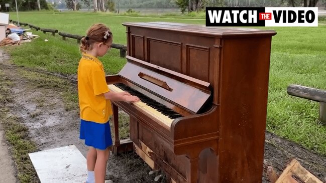 8yo girl plays piano for elderly flood victim