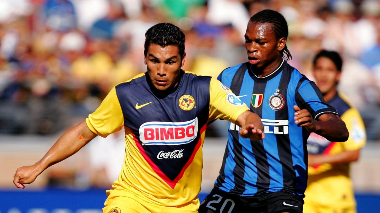 Salvador Cabanas (L) playing against Inter Milan.