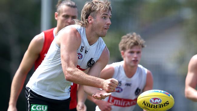 SUNSHINE COAST, AUSTRALIA - SEPTEMBER 02: Max Lynch of the Magpies makes a handpass during a Collingwood Magpies AFL training session at Maroochydore Multi Sports Complex on September 02, 2020 in Sunshine Coast, Australia. (Photo by Jono Searle/Getty Images)