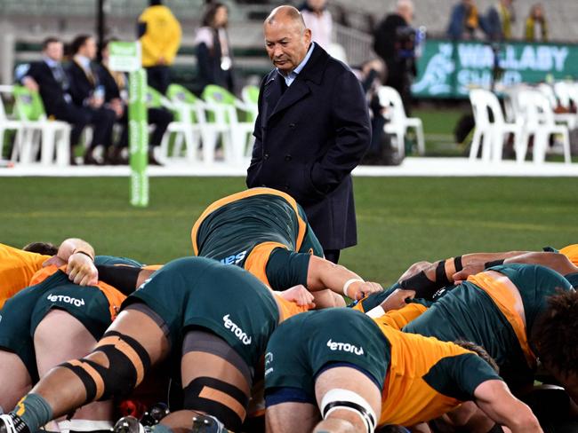 Australia's coach Eddie Jones watches players train before the Rugby Championship 2023 and Bledisloe Cup Test match between Australia and New Zealand at the MCG in Melbourne on July 29, 2023. (Photo by William WEST / AFP) / --IMAGE RESTRICTED TO EDITORIAL USE - STRICTLY NO COMMERCIAL USE--