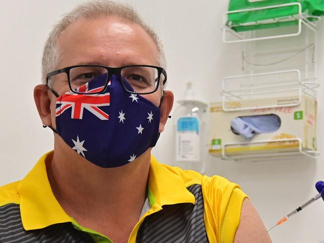 Australia's Prime Minister Scott Morrison (L) receives a dose of the Pfizer/BioNTech Covid-19 vaccine at the Castle Hill Medical Centre in Sydney on February 21, 2021. (Photo by Steven SAPHORE / AFP)