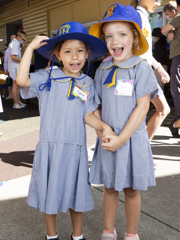 Milton State School Prep students for 2021. Syvia Constantinou and Ivy Jones are besties from Kindy. Picture: Renae Droop