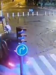 The getaway car crashes into a lamp post as they tried to flee cops.