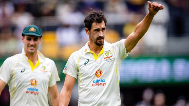 Mitch Starc salutes the crowd after claiming his 300th Test wicket. Picture: Patrick HAMILTON / AFP