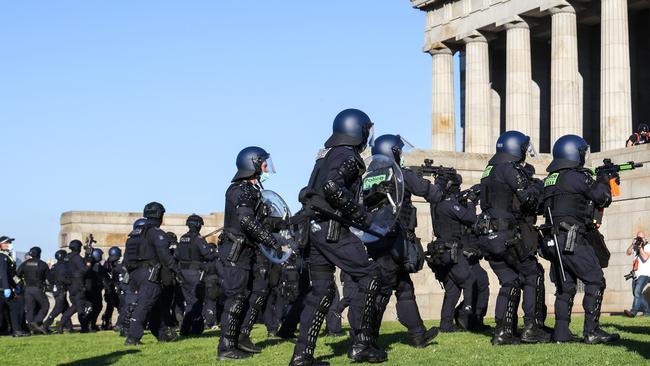 MELBOURNE, AUSTRALIA - NewsWire Photos 22 SEPTEMBER 2021 : Police fire rubber bullets as protestors flee from the Shrine of Remembrance to protest anti-vaccination and lockdowns in Melbourne. Picture : NCA NewsWire / Ian Currie