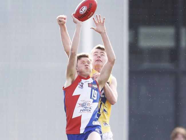 Fraser Phillips of Gippsland Power attempts a mark.