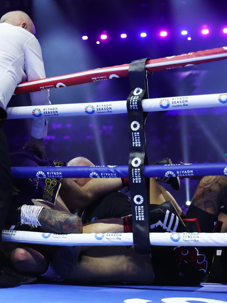 The two men come crashing down. (Photo by Richard Pelham/Getty Images)