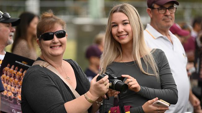 25/9/2023: Jakki Gough and daughter Emma 17, among the fans during a Broncos fan training session at the Red Hill, Brisbane. pic: Lyndon Mechielsen/Courier Mail