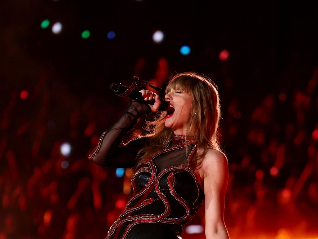 Taylor Swift perfoms Red as a surpsise song at The Eras Tour.