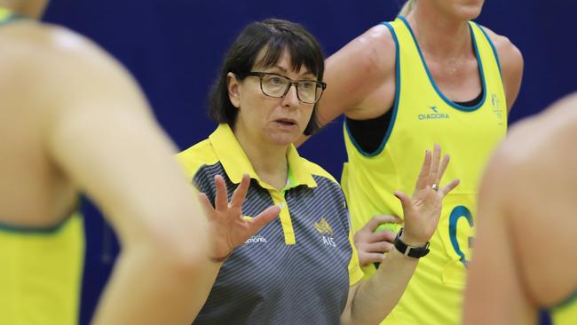 Coach Lisa Alexander talking to players at a Diamonds camp.