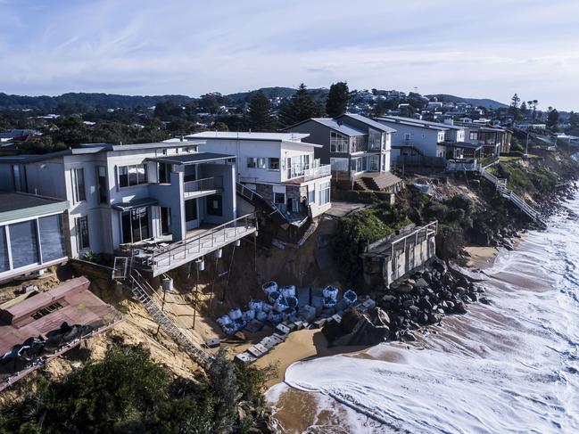 WAMBERAL, AUSTRALIA - NewsWire Photos JULY 22, 2020:, Ocean View Drive Wamberal NSW., Central Coast houses in danger of collapse as large swell causes unprecedented coastal erosion:, Several beachfront homes at Wamberal are in danger of collapsing, after a powerful low pressure system caused severe beach erosion.  , Picture: NCA NewsWire / Darren Leigh-Roberts